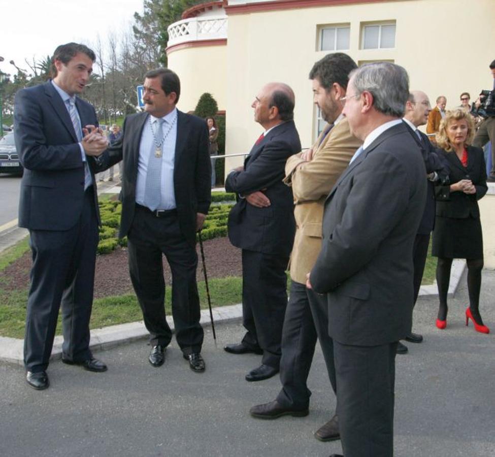 2007. El concejal Íñigo de la Serna conversa con Emilio Botín, en presencia del alcalde Gonzalo Piñeiro, durante la concesión de la Medalla de Oro al Banco Santander.