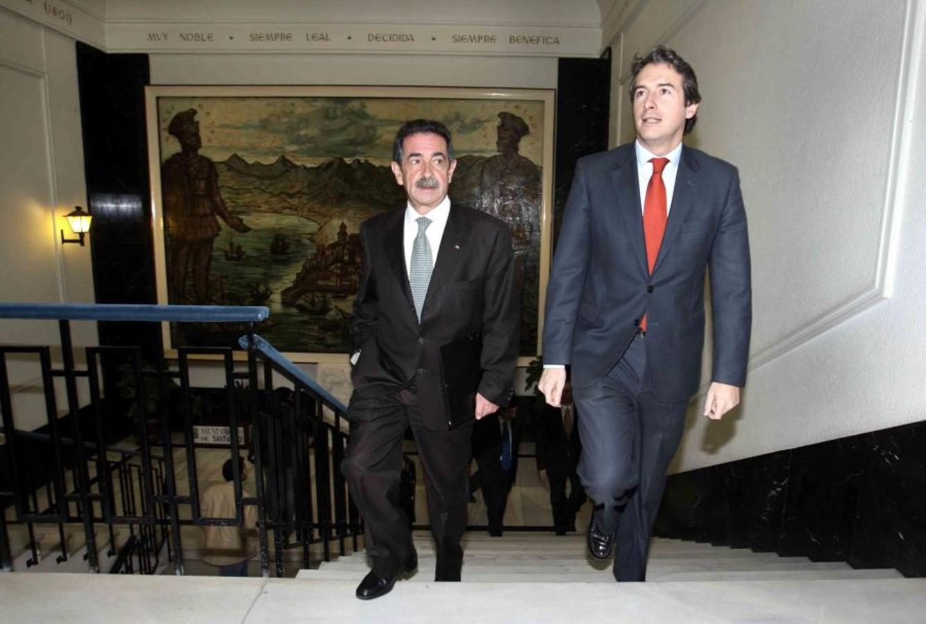 El presidente de Cantabria, Miguel Ángel Revilla, es recibido por el alcalde, Íñigo de la Serna, durante su visita al Ayuntamiento de Santander, en 2008.