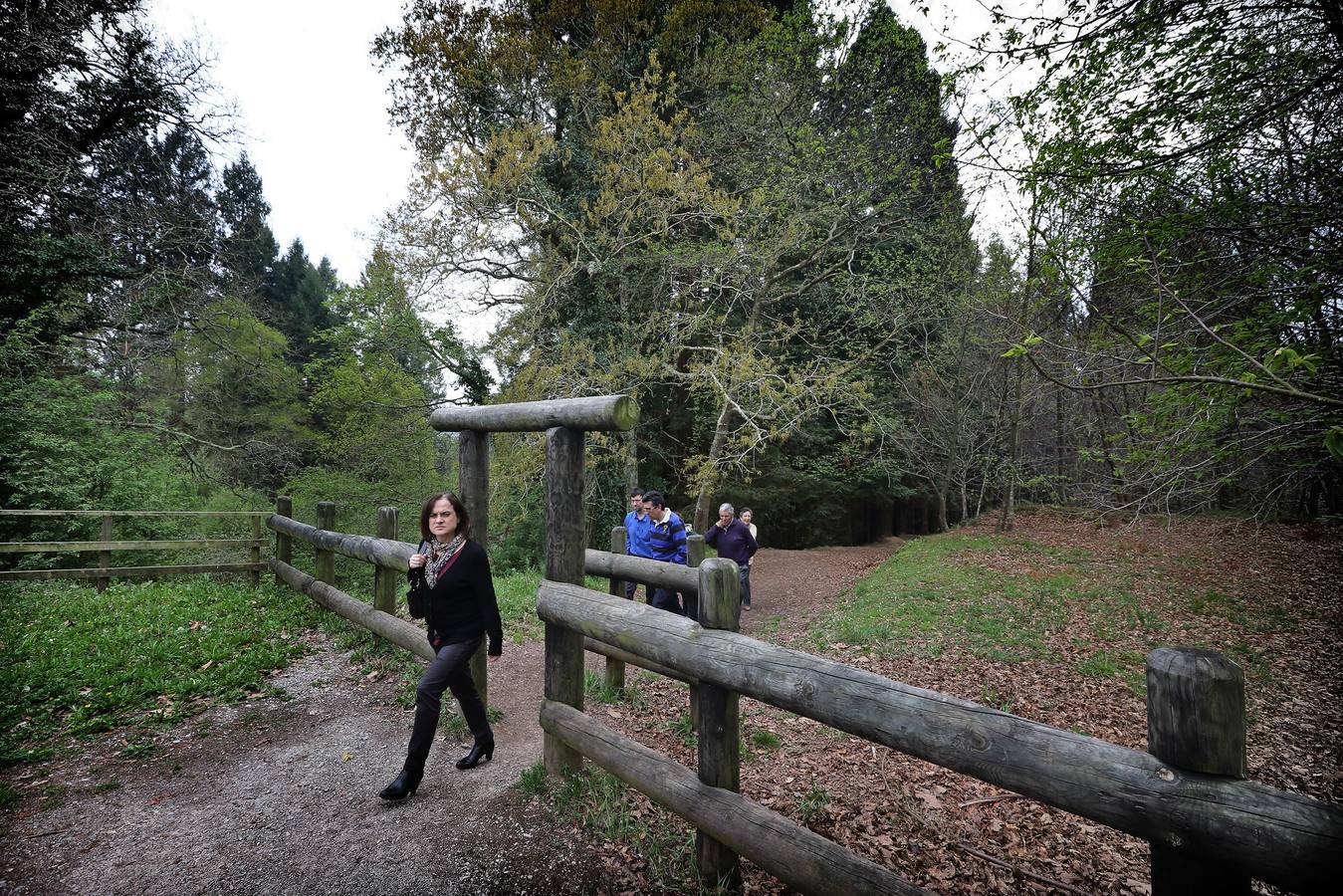 El sendero está dotado con escaleras y puentes de madera, por lo que es un paseo sencillo y sin grandes complicaciones.