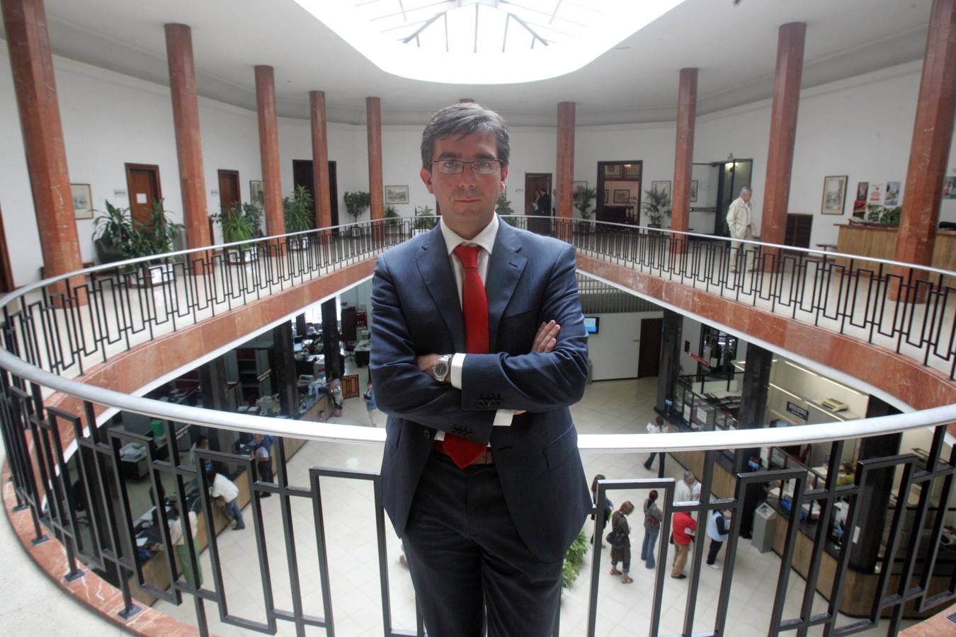 2007. El concejal César Díaz posa en el interior del Ayuntamiento.
