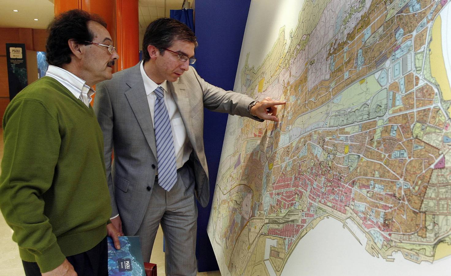 2008. El concejal César Díaz (d), ante uno de los mapas del Plan General de Ordenación Urbana de Santander, PGOU.