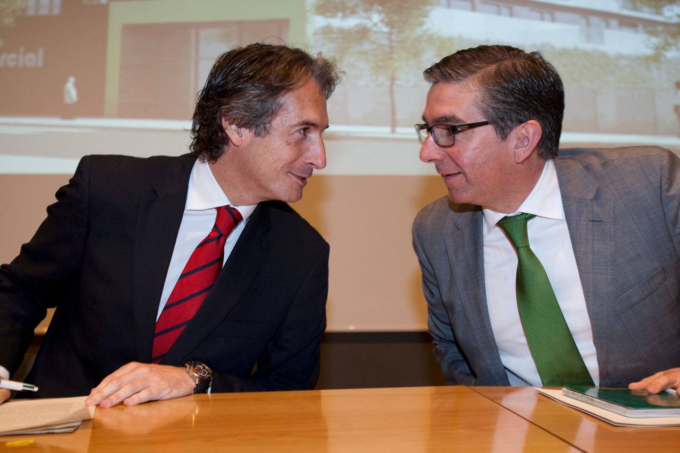 2013. El alcalde Íñigo de la Serna y el concejal César Díaz durante un sorteo de viviendas de VPO.