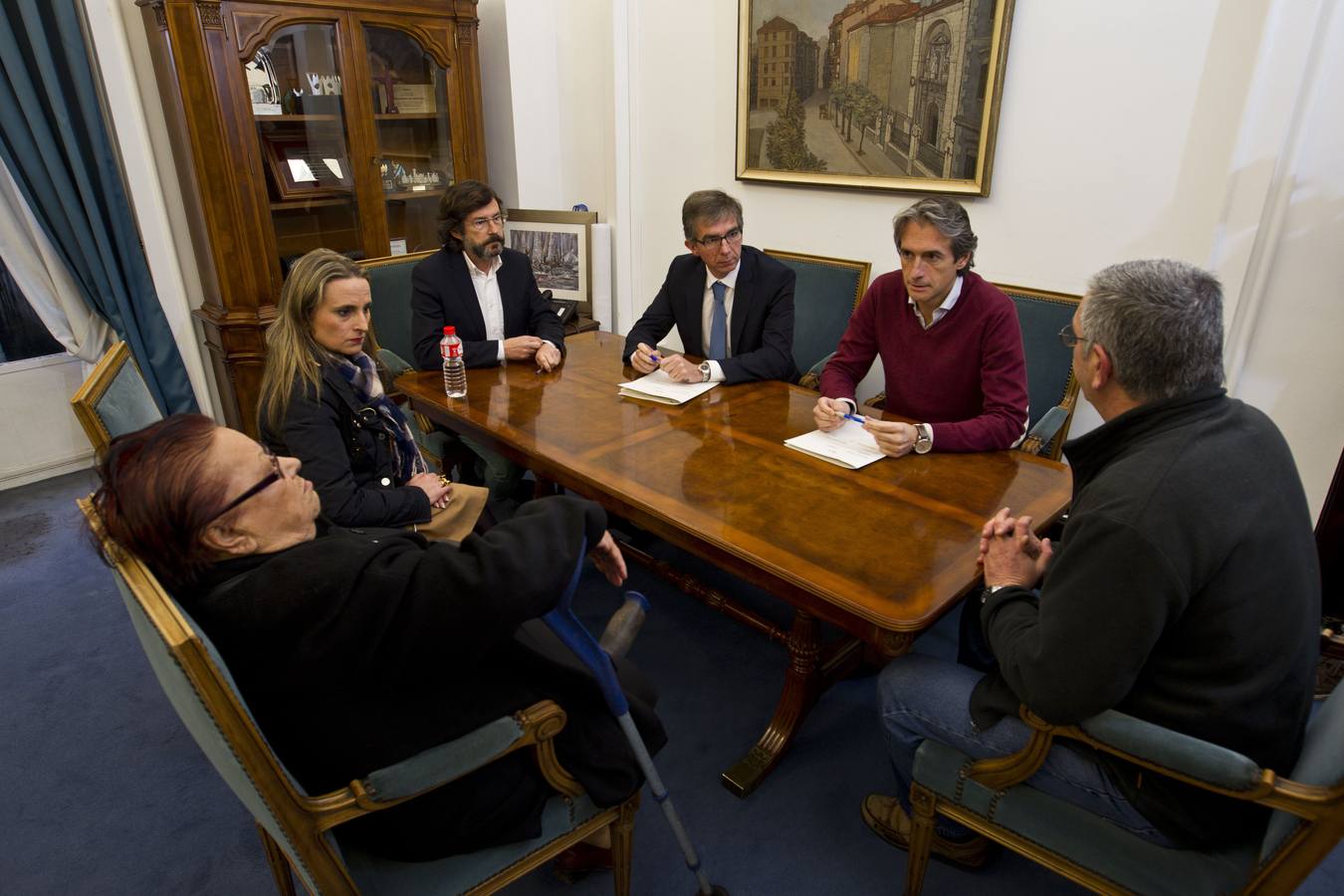 2015. Amparo Pérez, desahuciada de su vivienda para construir el enlace de la S-20 con la avenida de Los Castros, durante la entrevista con el alcalde de Santander, Íñigo de la Serna, y los concejales César Díaz y Antonio Gómez, celebrada en el Ayuntamiento.