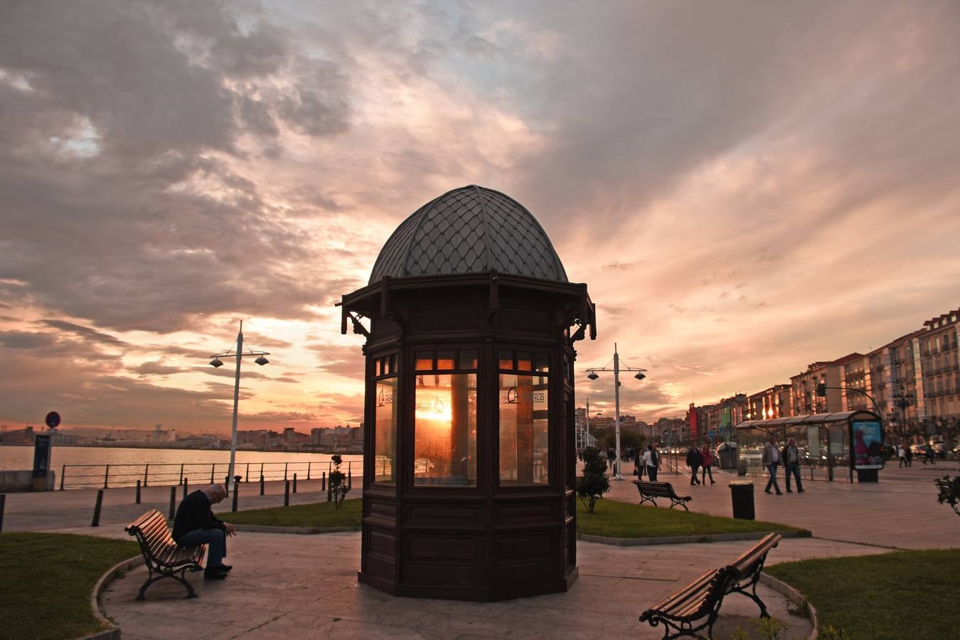 Vista de la puesta de sol desde el muelle de Calderón