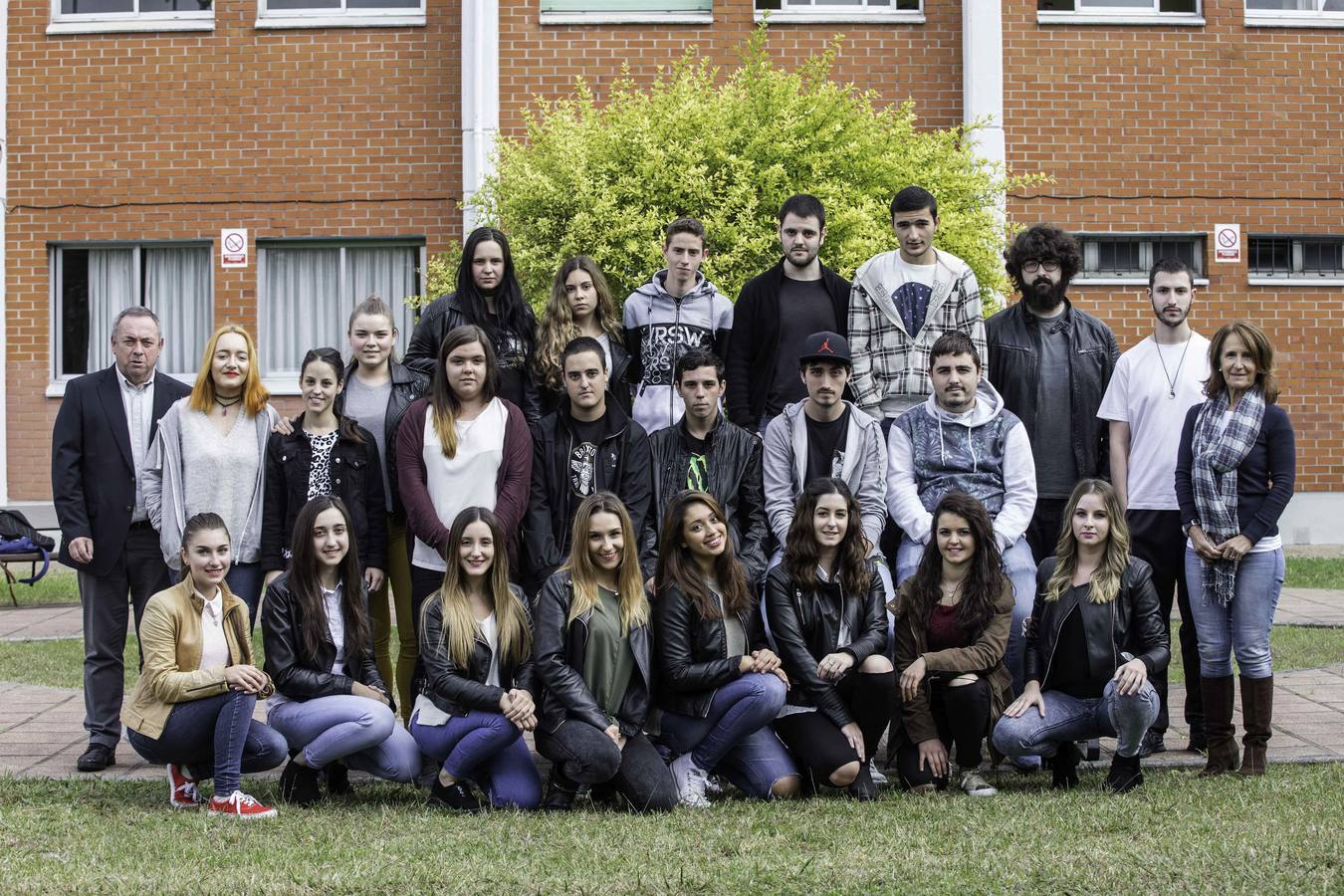Alisal. Aniceto Álvarez, director del instituto y Nieves Manzano, jefa del departamento de FOL, junto a los alumnos Arturo Álvarez Salazar, David Cuesta Dormido, Héctor de Diego Andrés, Javier Casasola Carpintero, Adrián Cotera López, Cristina Blanco Mena, Hugo Gómez Vegas, Mario Fernández Díez, David Leira Bajo, Diego Solar San José, Javier Solar San José, María Victoria Echegaray Alonso, Marina González García, Virginia García de Carlos, Irene Canales Martínez, Lara Blanco Moreda, Mónica Aguilera Santander, Ana Vidal García, Dasha Finichenko, Laura Larralde Gutiérrez, Ana Patricia Salmonski González, Aura del Carmen Toscano Sánchez, Nancy Sánchez Marín, Ángela Pérez Agudo, Enara López Guerra y Sandra Peña Sainz.