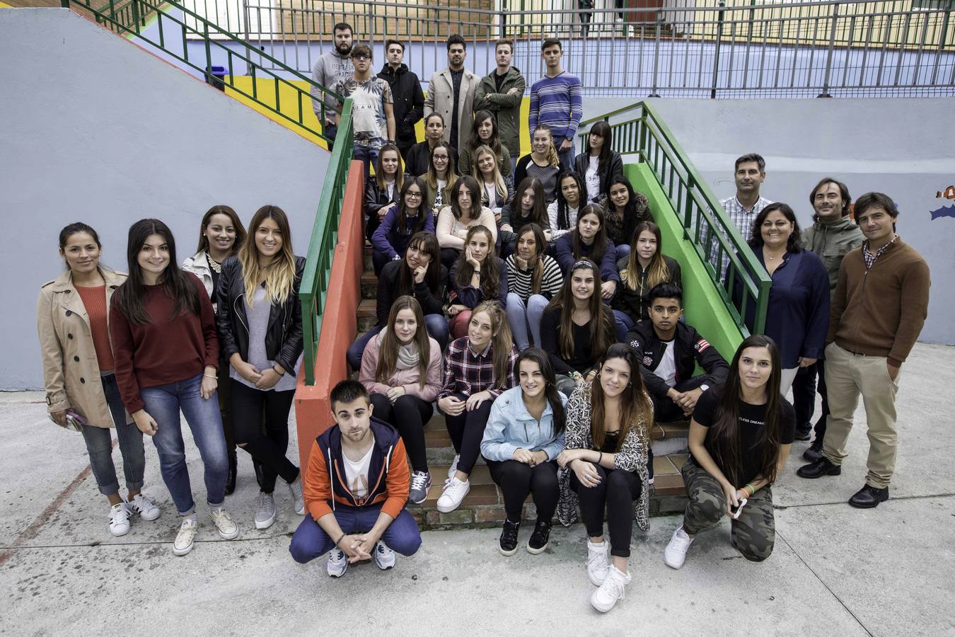 Angeles Custodios. Gemma González Ruiz, directora del centro; los tutores José Antonio Cadelo Viadero, José Casuso Badal, Isabel Seco Velasco y Marcos Fernández Aldaco, junto a los alumnos participantes Ainoa Estébanez Salcines, Marta Fernández Gándara, Miriam Abad Cos, Paula Sánchez Hervás, Sofía González Baraño, Christian Gutiérrez González, Daniela Lima Freitas, Eva Sánchez González, Jeny González Álvarez, Sara López Tresgallo, Ainhoa Morodo Quintanal, Celia Lanza García, Marisa Zarate Escalante, Noelia Fernández Herrera, Cristian Palomera Ramos, Oscar del Campo García, Santiago Roseñada Vieito, Joana Bezanilla López, Lucía del Campo Librando, Saray Chakori Vidal, Alba Merino Gutiérrez, Ana Toribio Caso, Cristina Díaz Carbajales, Elena Pérez Cortabitarte, Veronica Dueñs Hernández, Alexandra Serván, Cristina Salas López, Jessica Yuyas Mendoza, Nancy Huaranga Osorio, Verónica Revuelta Herrero, Evelin Morillo Sánchez, Leticia Zorrilla Ejerina, Sofía Marmolejo Rodríguez, Veronica Pérez Suárez, Azucena Obregón Ruiz, Catalina Sliusari, Marcel Grigoritehi, Paula Díez Rodríguez, Sandra Moreno Sánchez, Alexis Farinango Padilla, Carlota Cea, Iván Marín, Diana Carolina Palacio, Lara Cortiguera Posadas, Rosa Jisela Valzonia, Blanca Tejerina Peces, Maite Moratinos Fernández, Virginia Yllera Noriega, Álvaro Díaz Sáez, Ramón Hernández Vargas y Rubén Ortiz González