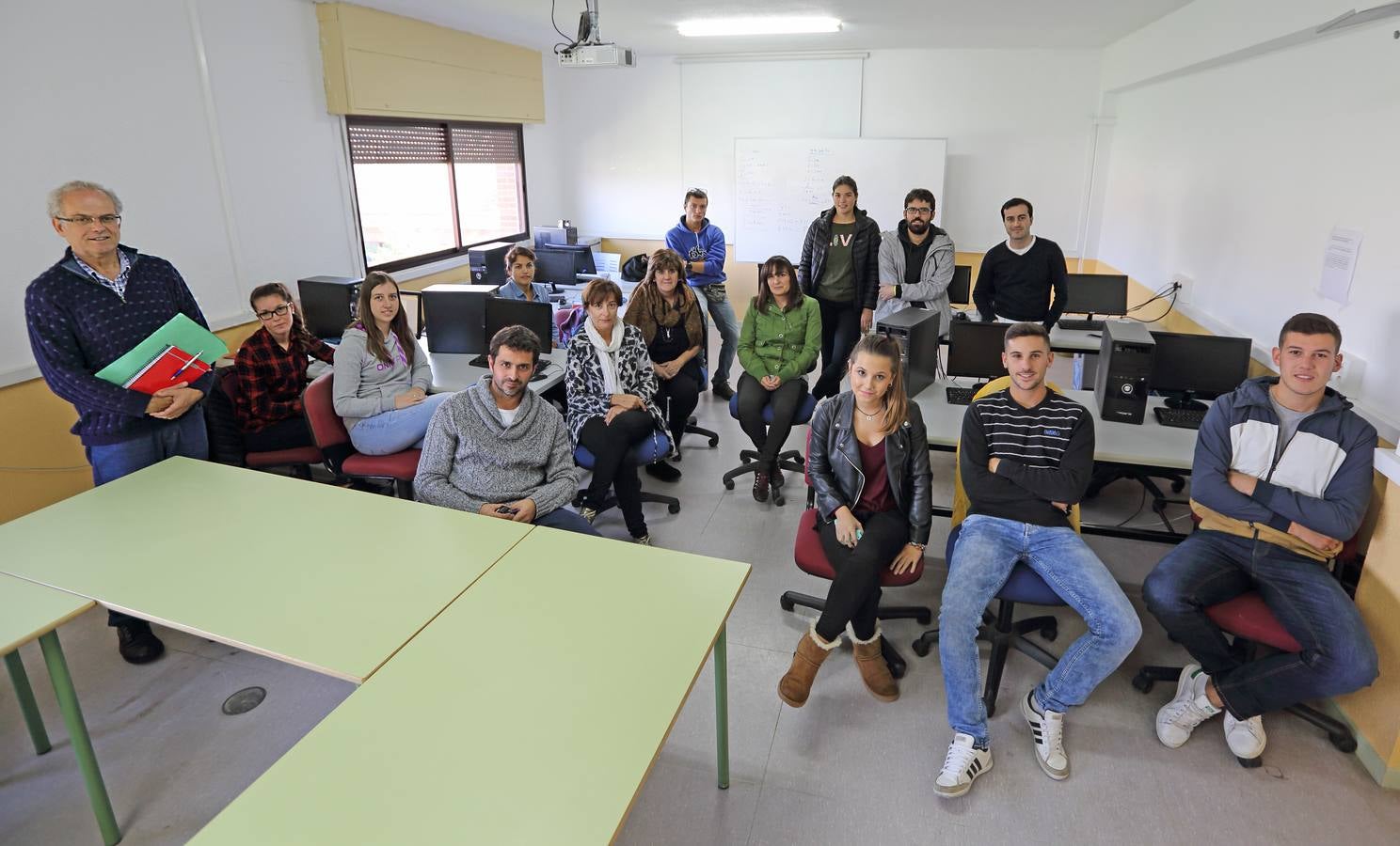 Foramontanos. El director del centro, Manuel Sánchez, y el equipo docente formado por Amparo Díaz, David Buitrago y Ana Coro, junto a los alumnos Andrea González Candás, David Molleda Rábago, Itziar Llama de la Vega, Laura Celis Crespo, Óscar Lebaniegos Campillo, Mario González Cillero y Óscar Fernández Herrera