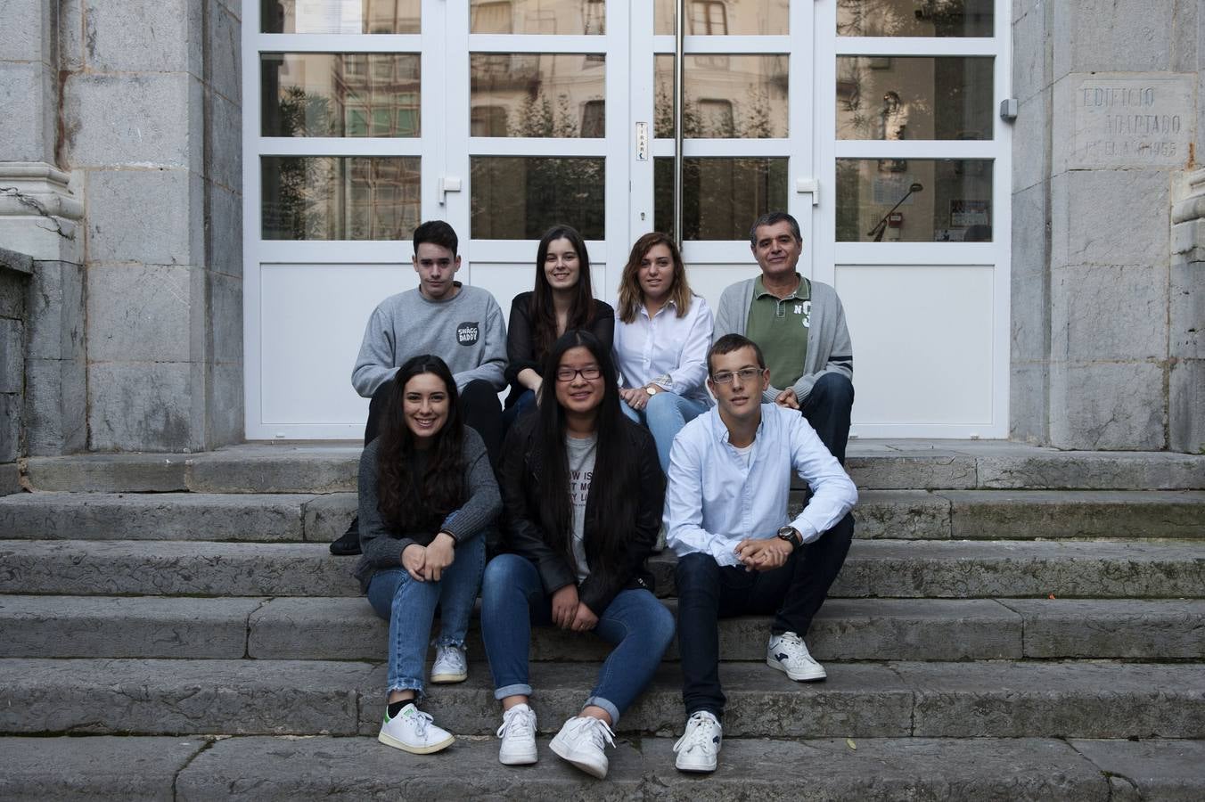 Marqués de Manzanedo. José Alfredo Vallejo, jefe de estudios del centro, con los alumnos Ismael Mogro Vendrell, Mª del Puerto Cabieces Vega, Paula Belaustegui Ruiz, Adrián Rodríguez Calvo, Alicia Aja Valsera y Sandra Joaquín Rollán Arroyo.