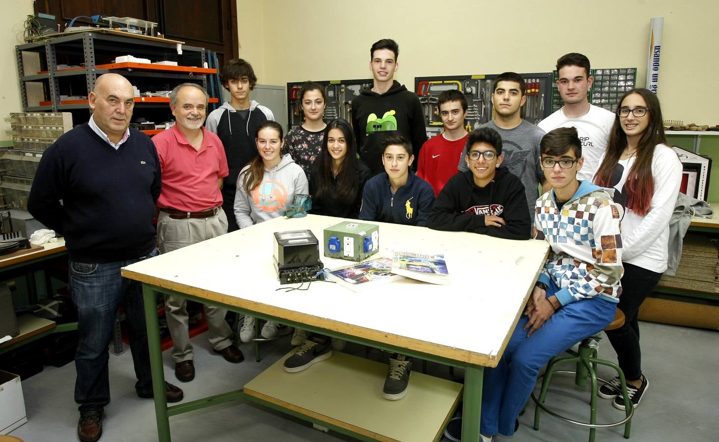 Marqués de Santillana. El director de instituto, José Nicasio Gutiérrez, y el profesor Fernando Bustillo, con los alumnos participantes Alejandro Alonso Herrán, Daniel Gutiérrez Sotodosos, Óscar Martínez Terán, Ana Cortiguera Terán, Elena Martínez González, Gorka Cordero Vázquez, Alonso Noriega Fernández, Andree de Cos Kolster, Mario Quevedo Martín, Paula Pérez Solar, Valentín Ruiz Saiz y Vanessa Ruiz Bustillo.