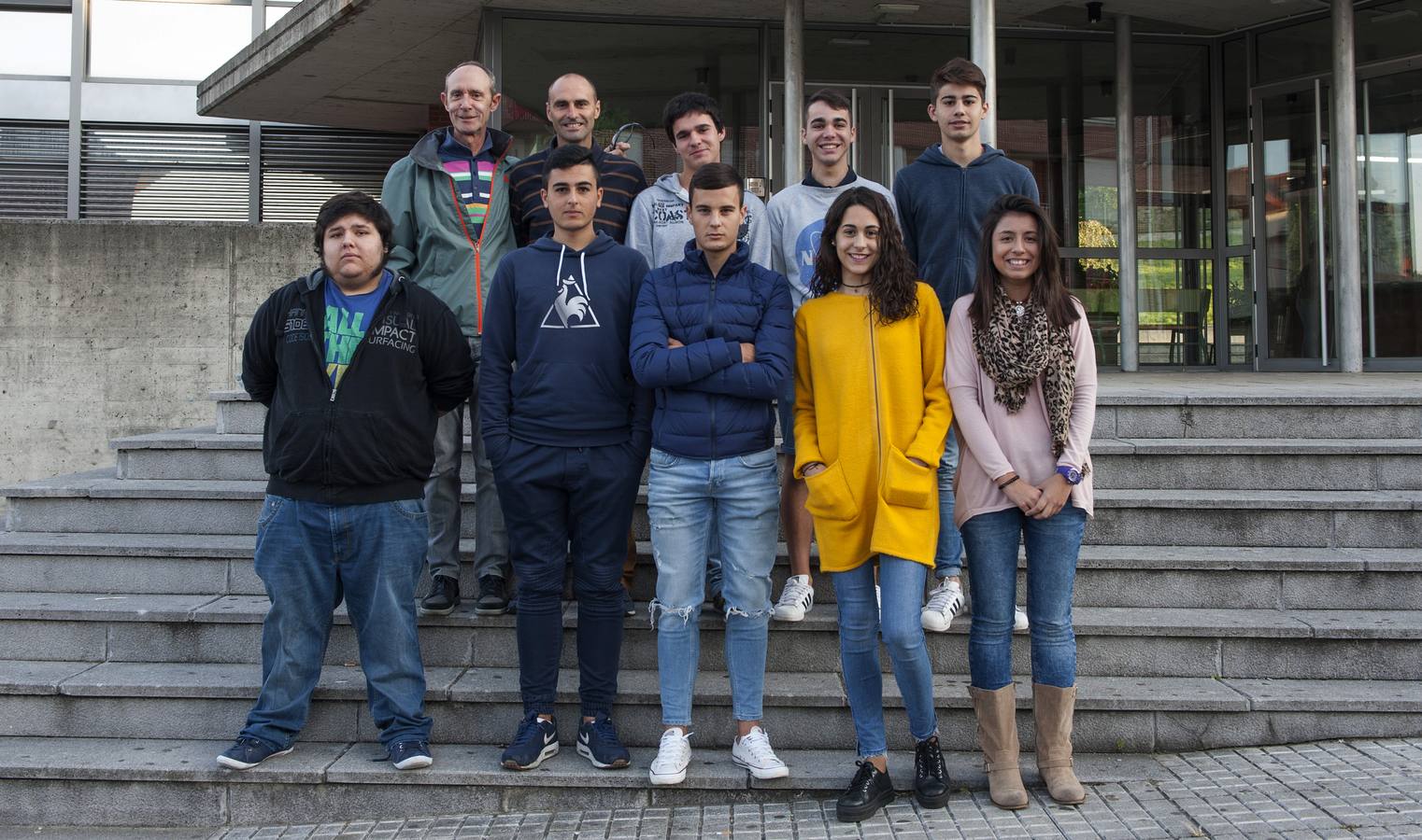 San Miguel de Meruelo. Ramón Rueda, director del instituto, junto al profesor Antonio Ruiz, acompañando a los estudiantes Catalina Mocanu, Daniela Ruiz Galeano, María Mazo Fernández, Diego Alonso Ugalde, Marcos León Barrios, Marcos Perera Hazas, Alejandro Terán Jaén, Francisco Javier Saiz de la Maza Ramírez, José Manuel Fernández Alvarado y Santiago Blanco Acebo.