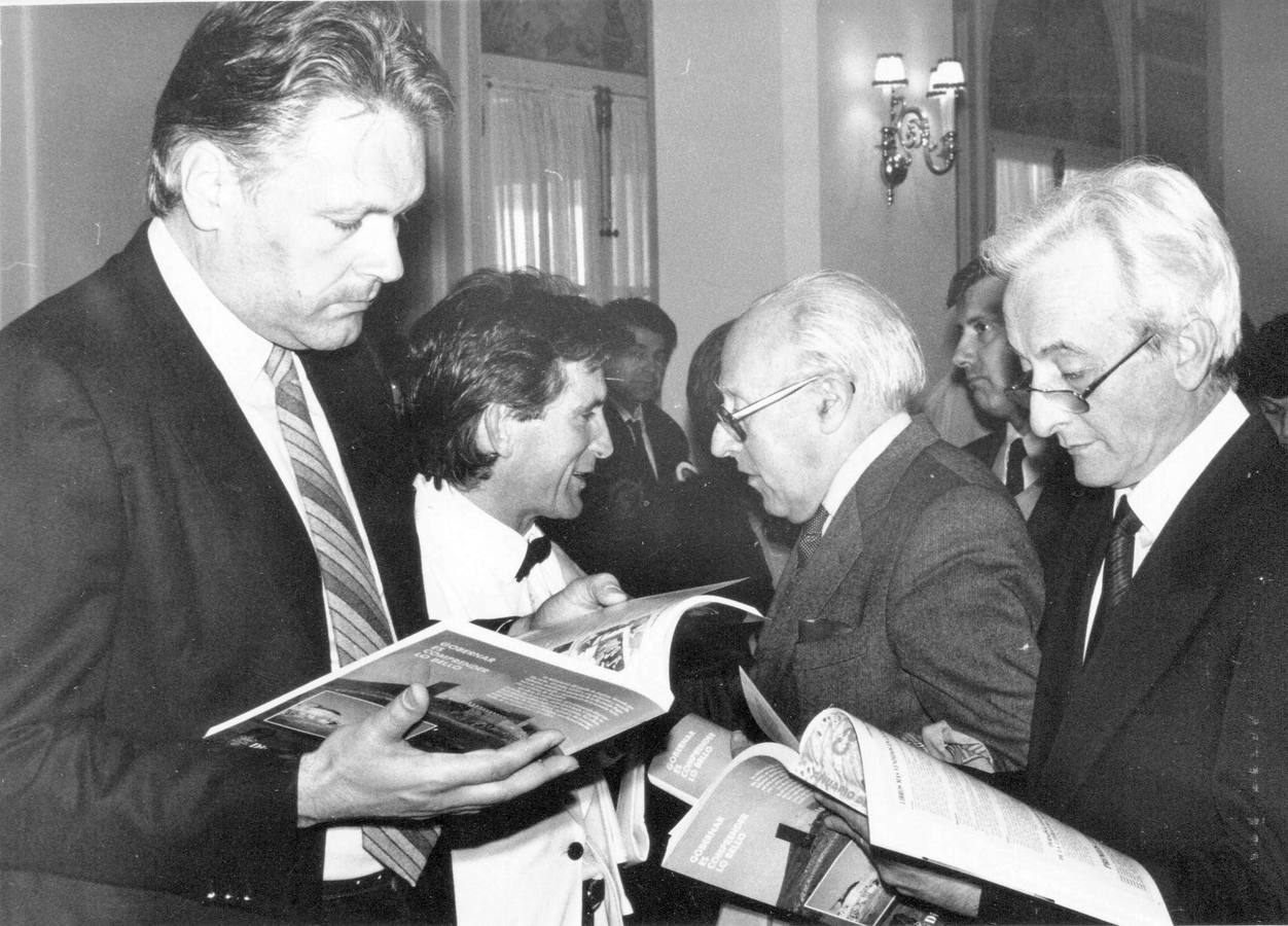 1989. 89.  Juan González Ruiz, Leopoldo Rodríguez Alcalde y  Carlos Galán duranta la presentación del Anuario de Cantabria.