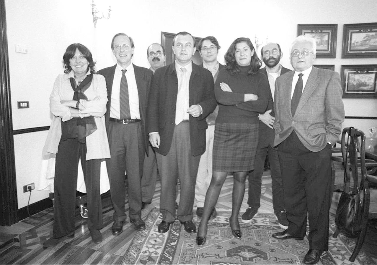 1998. Jurado del III Premio de novela corta José María de Pereda.