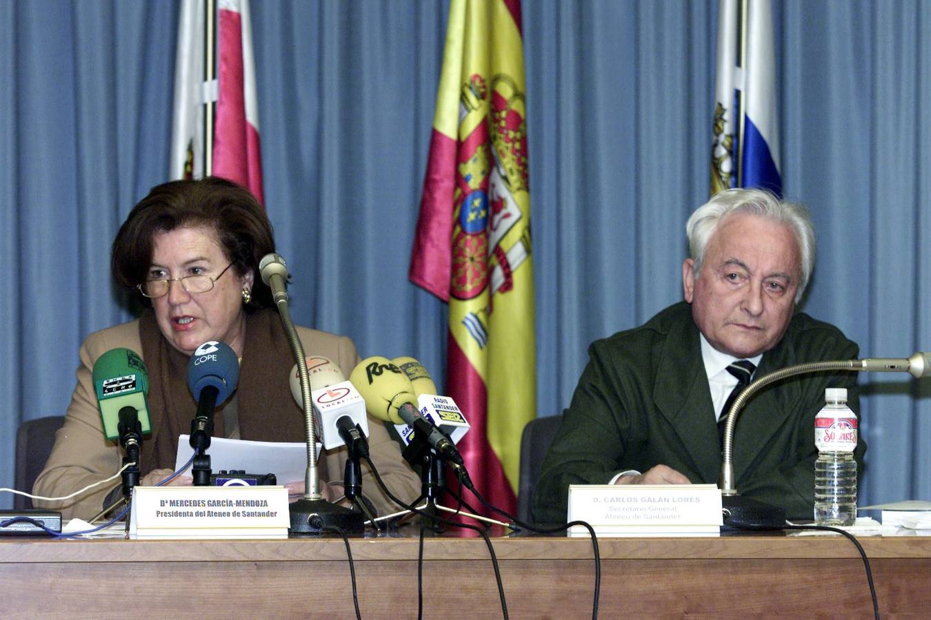 2002. Mercedes García Mendoza, presidenta, y Carlos Galán, secretario general del Ateneo de Santander.