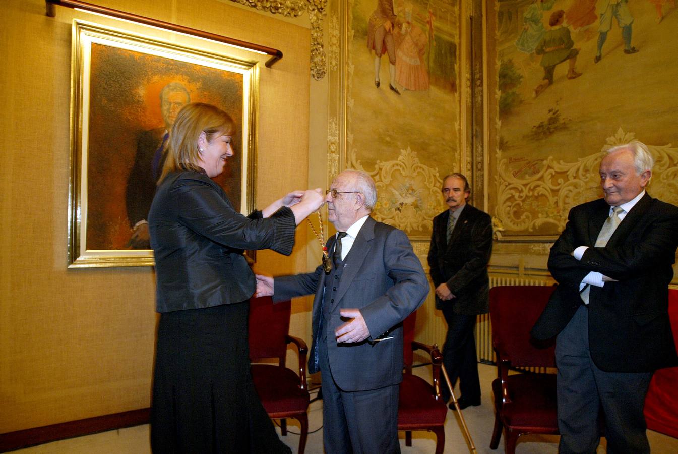 2006. Carlos Galán (d) durante el homenaje y concesión de la medalla de oro de Torrelavega a Aurelio García Cantalapiedra.