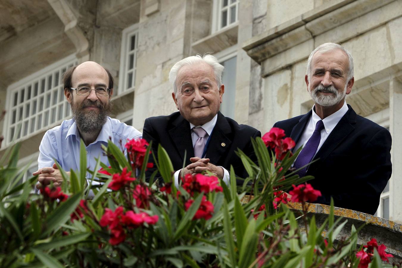 2012. El presidente del Ateneo de Santander, Carlos Galán (c); Joaquín Hierro (i), hijo del poeta José Hierro, y el catedrático de la Universidad de León y académico de la RAE, Salvador Gutierrez Ordóñez, en la UIMP.