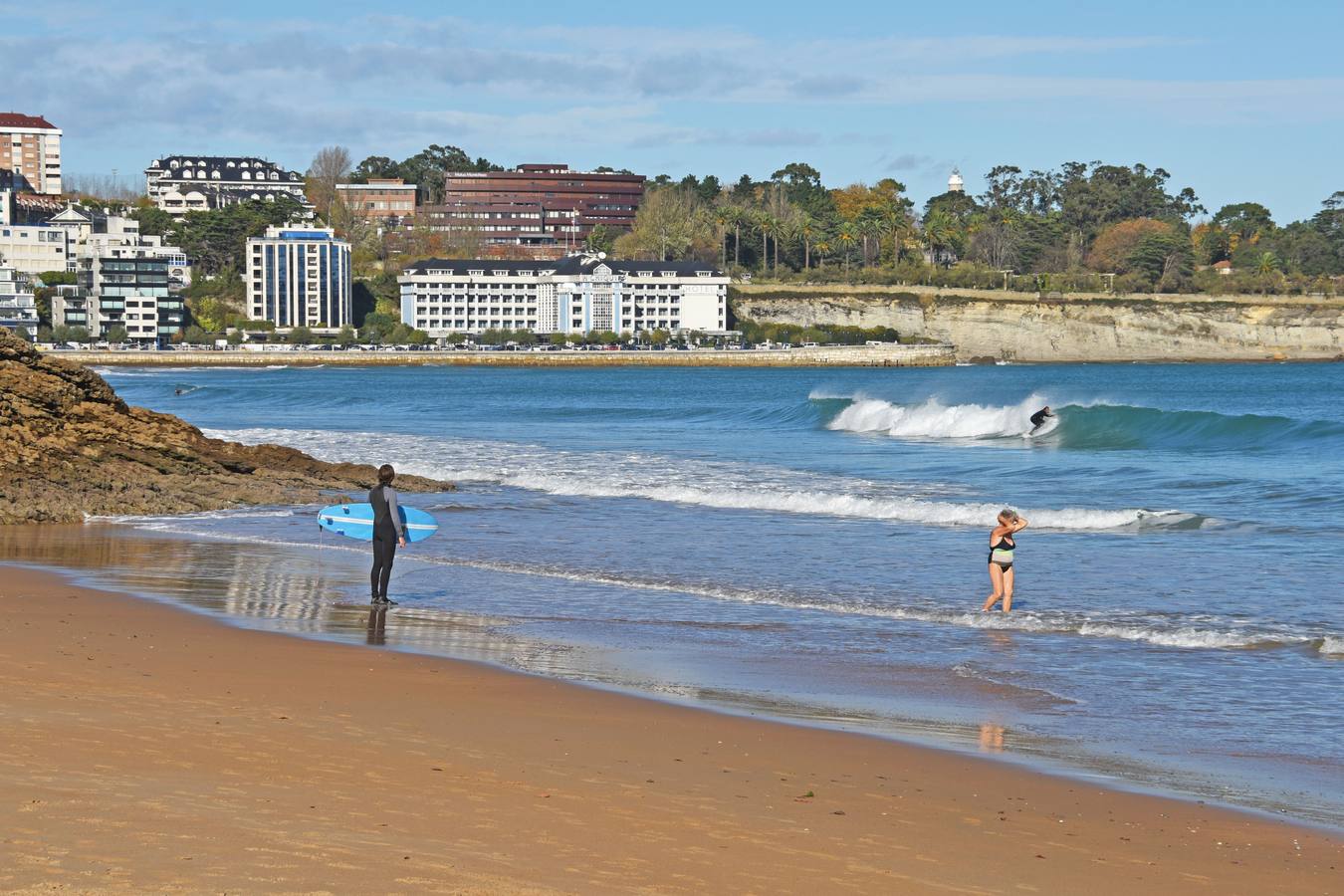 Los surfistas y los bañistas más valientes, en la primera playa de El Sardinero.