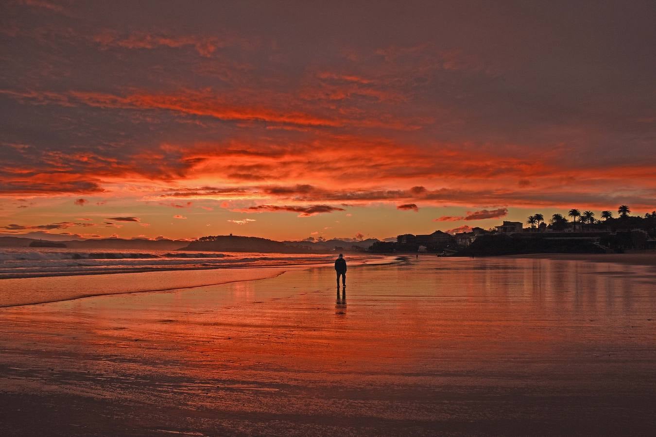 El cielo, completamente rojo, en la segunda de El Sardinero.