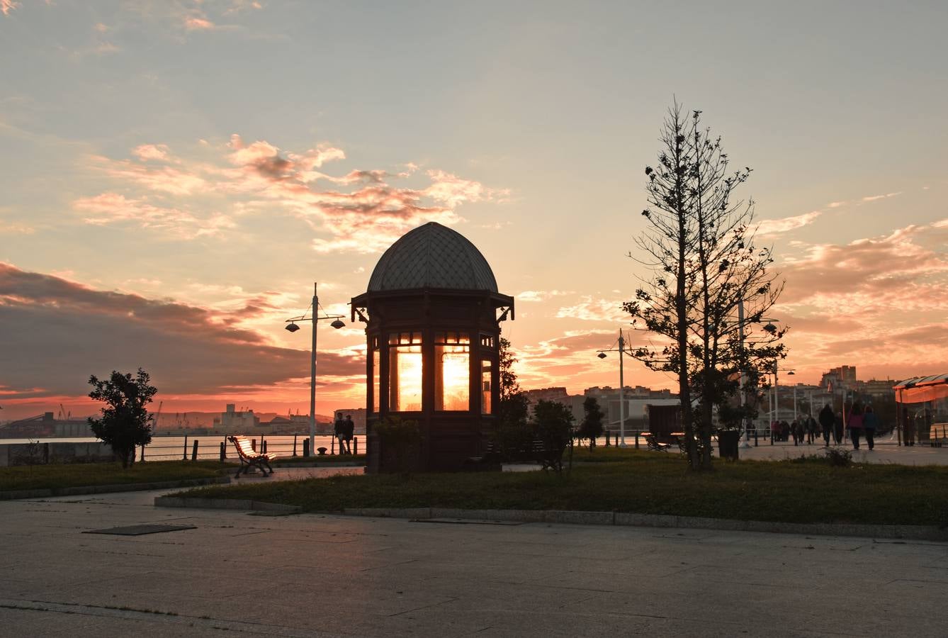 Andando por el paseo marítimo de Santander, con los últimos rayos de sol.