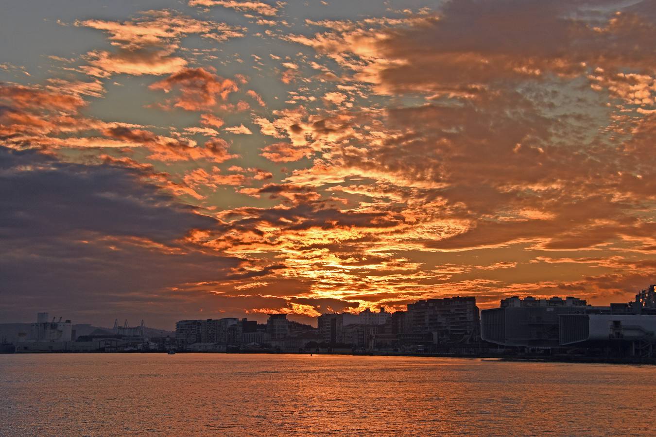 Las nubes decoran el cielo de la ciudad.