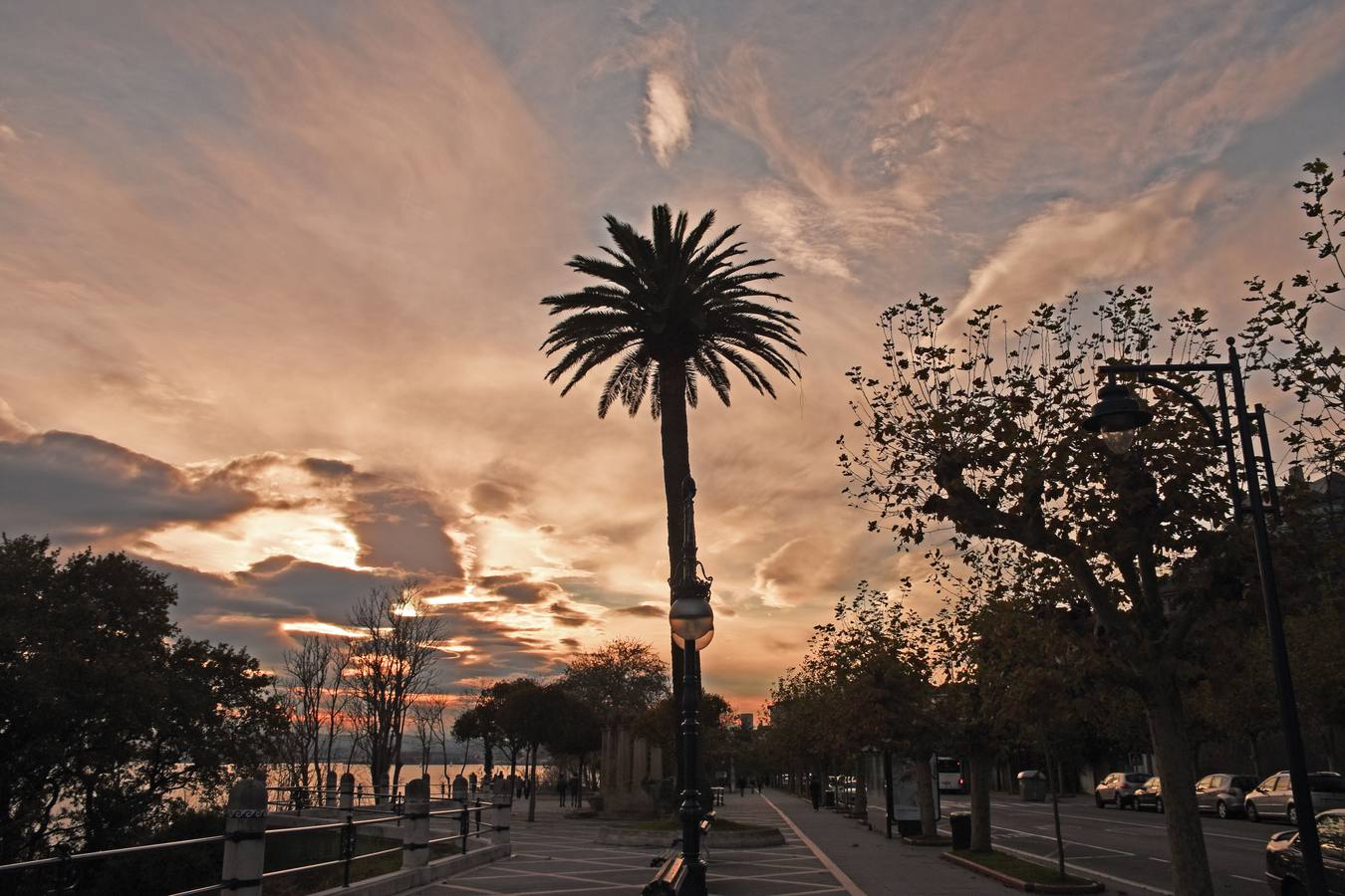 El paseo de Reina Victoria es otro lugar clave para admirar el cielo y el mar de Santander.