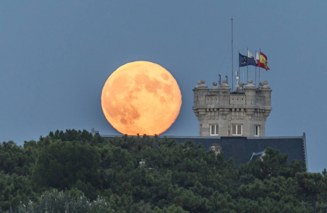 Luna llena en el Palacio de La Magdalena.