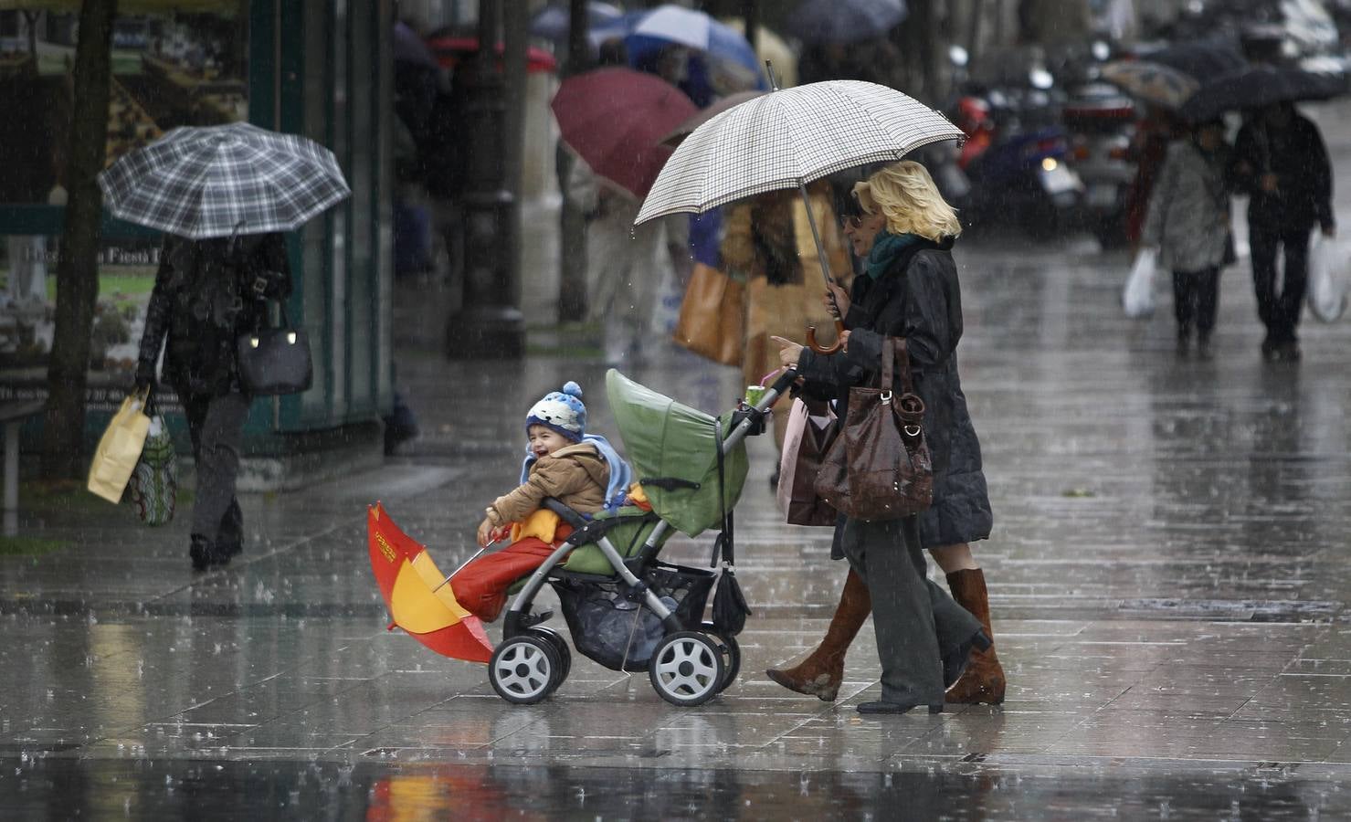 Cantando y jugando bajo la lluvia.