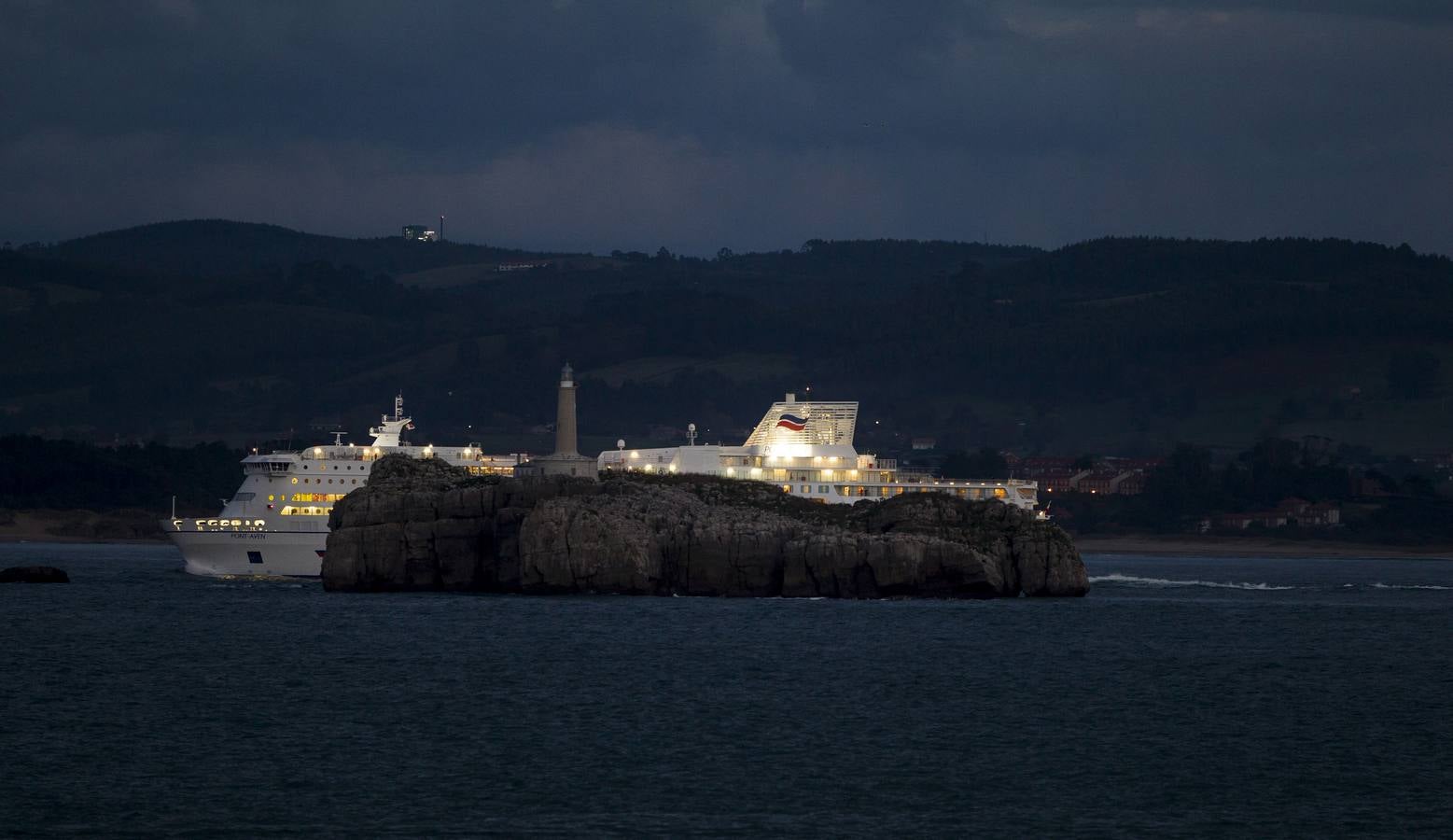 El Ferry, tras la isla de Mouro.