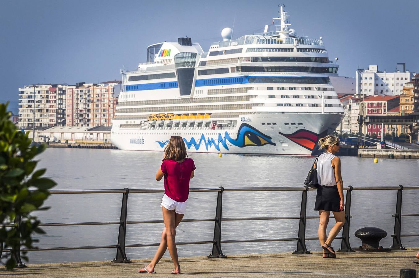 Muy al fondo, el barco 'Aida'