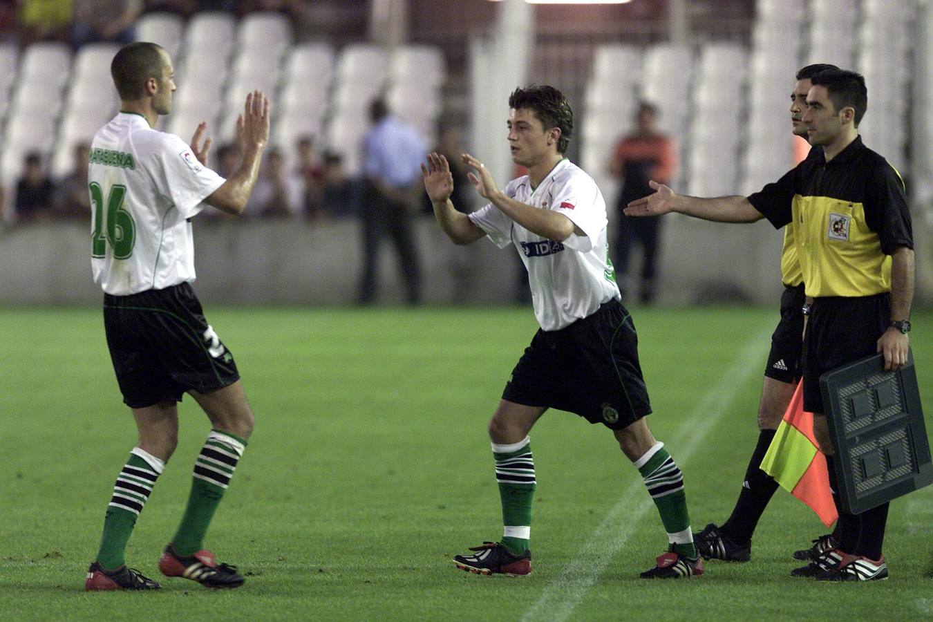 Jonatan entra por Matabuena en el partido ante Osasuna en junio de 2003.