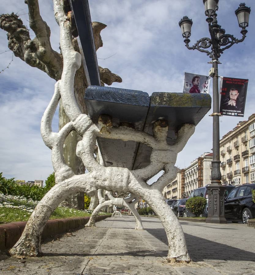 Los viejos bancos del Paseo de Pereda.