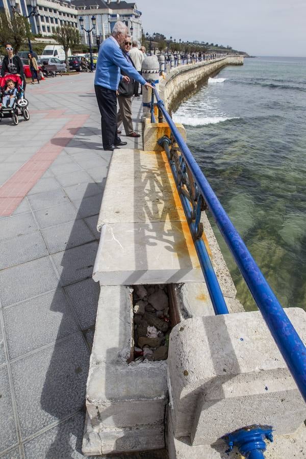 Las olas pudieron con la dureza de la piedra de los bancos del Chiqui.