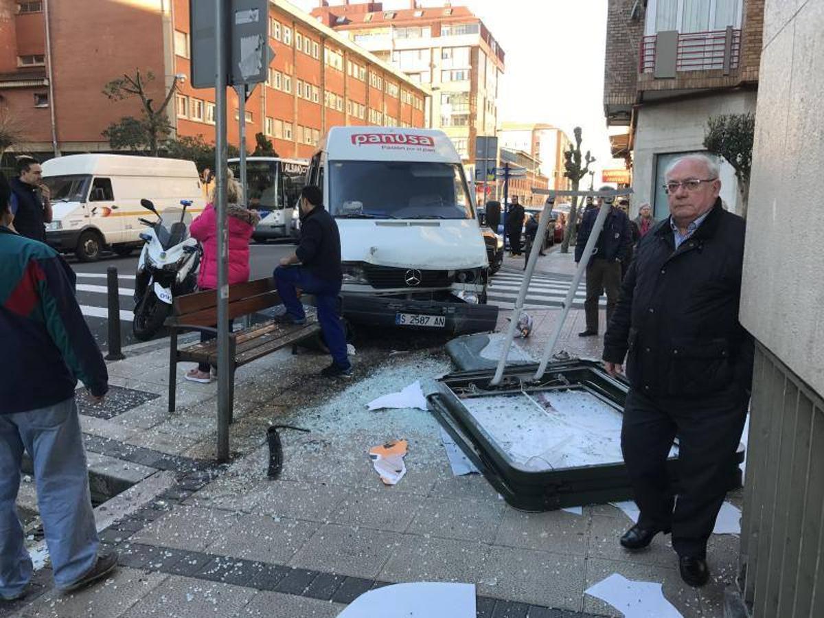 Una furgoneta se estrella contra una marquesina en Marqués de la Hermida