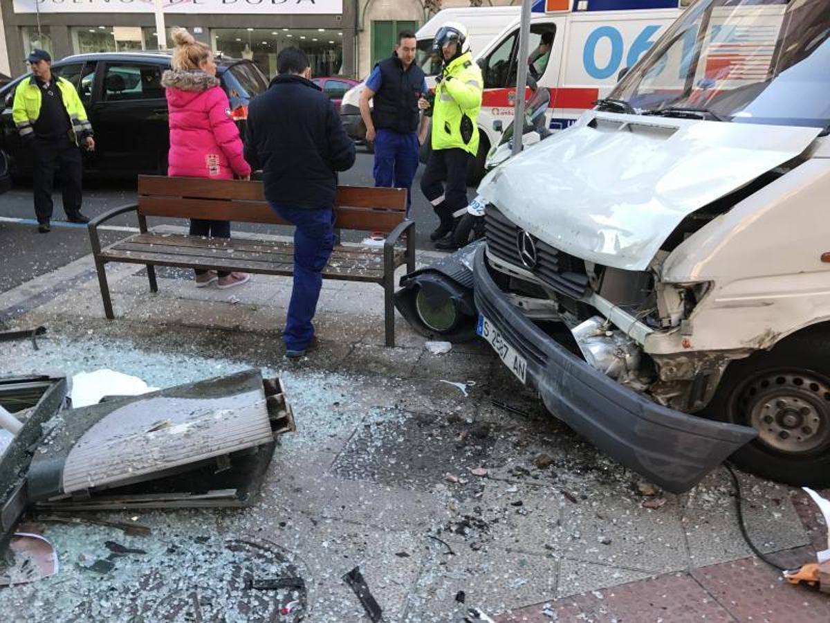 Una furgoneta se estrella contra una marquesina en Marqués de la Hermida