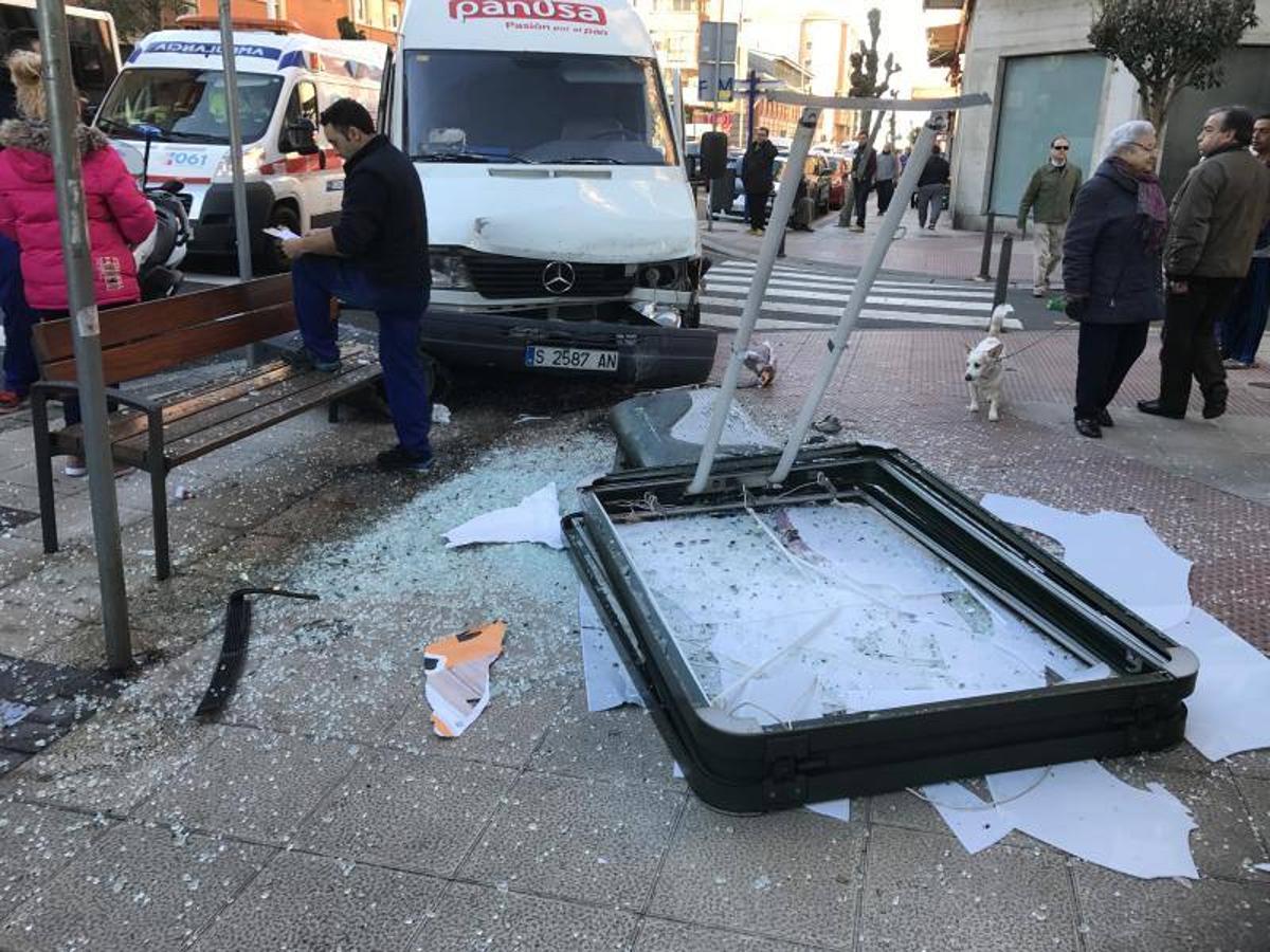 Una furgoneta se estrella contra una marquesina en Marqués de la Hermida