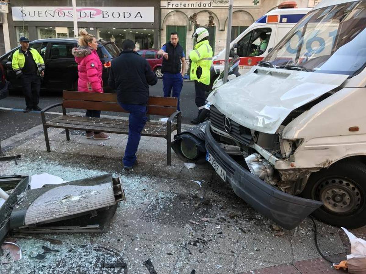 Una furgoneta se estrella contra una marquesina en Marqués de la Hermida