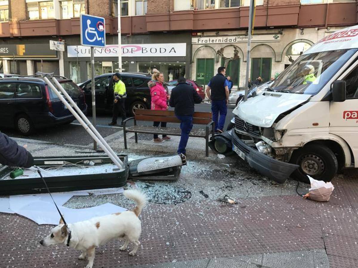 Una furgoneta se estrella contra una marquesina en Marqués de la Hermida