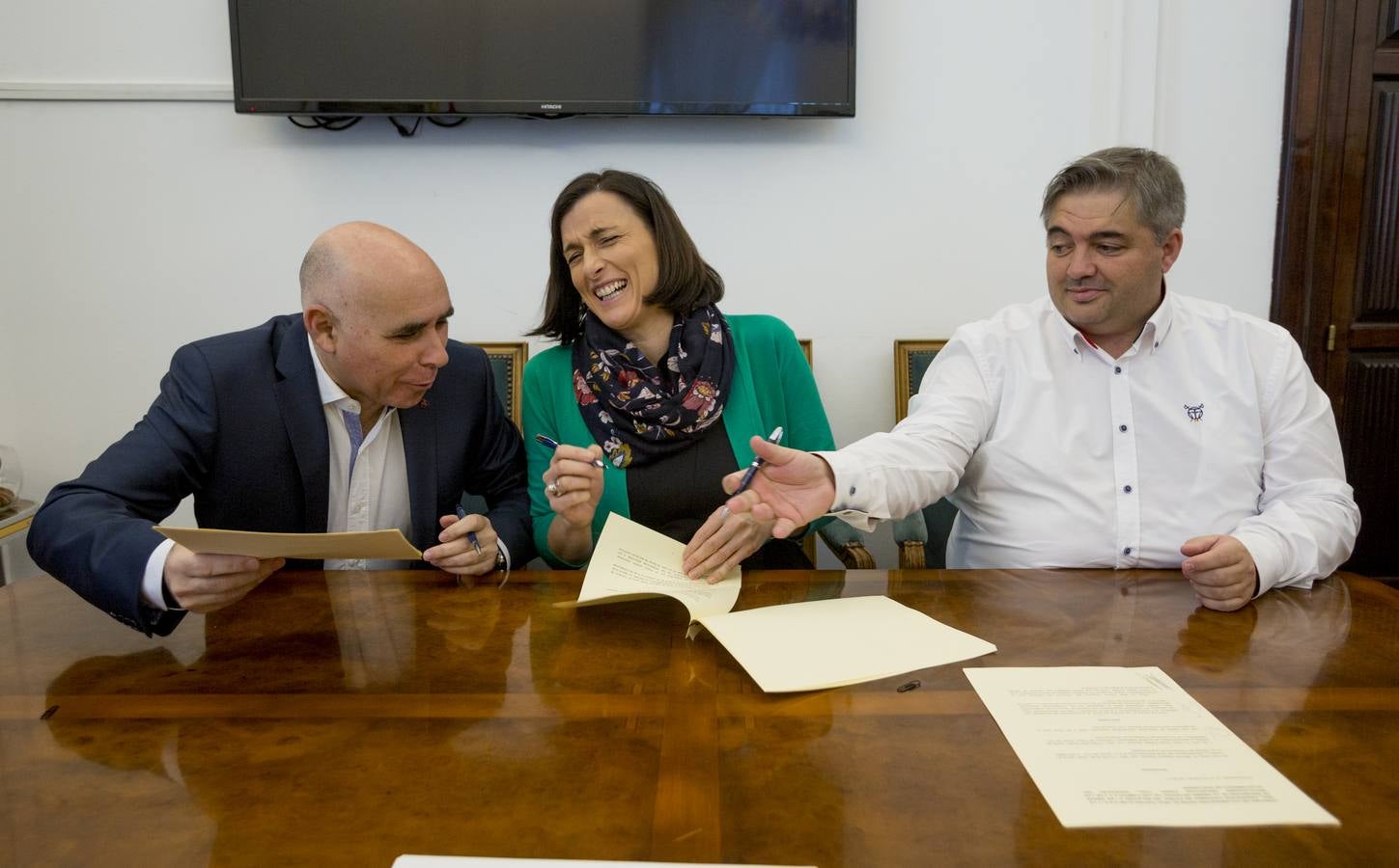 Las divertidas imágenes de la firma del convenio