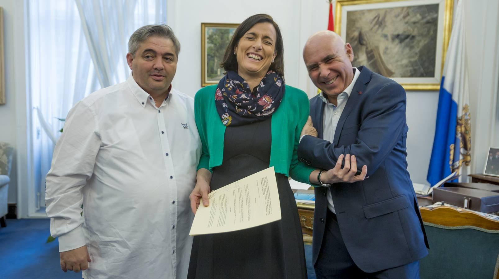 Las divertidas imágenes de la firma del convenio