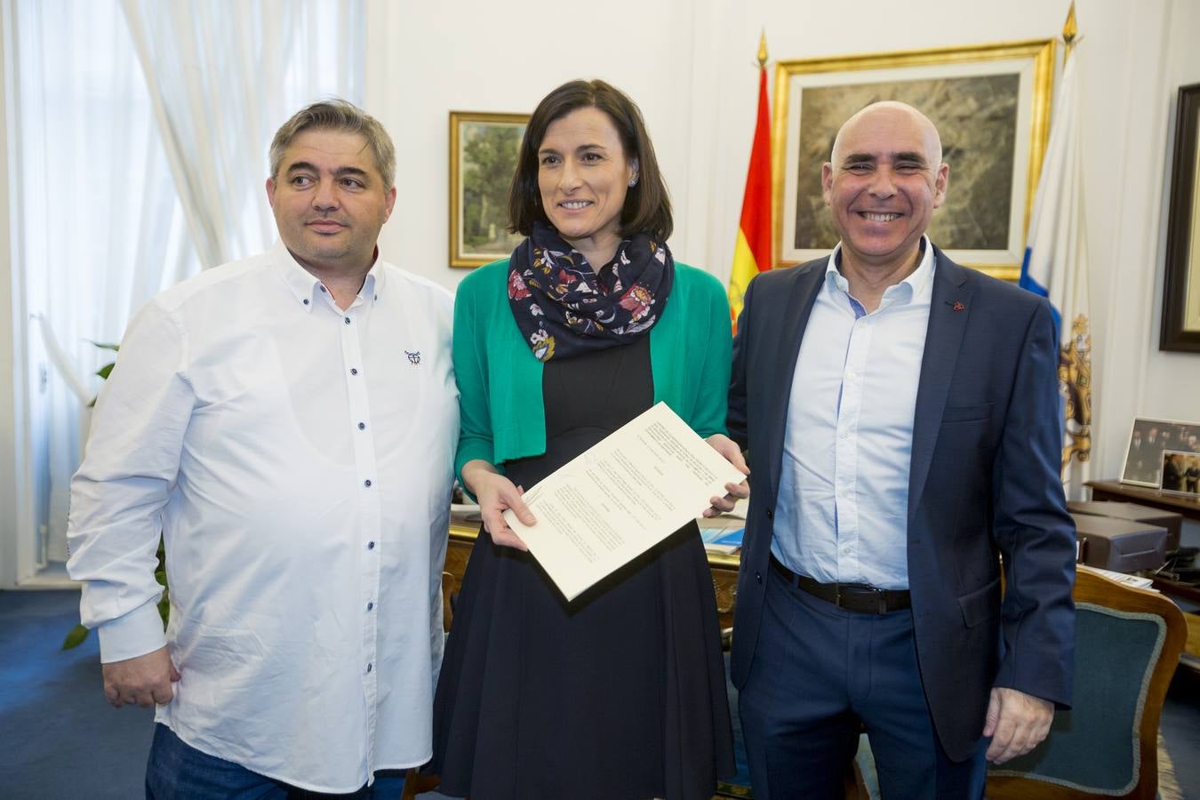 Las divertidas imágenes de la firma del convenio