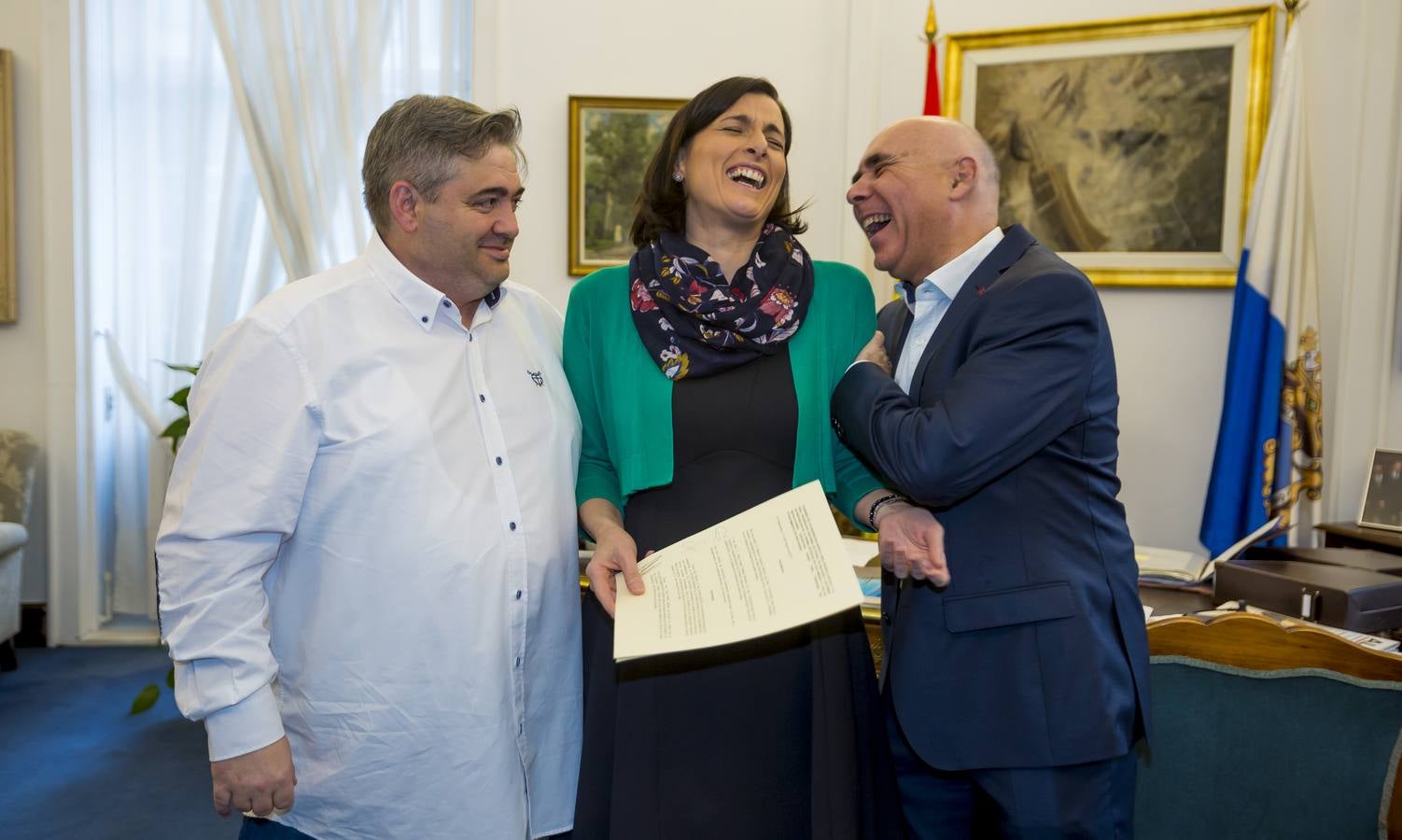 Las divertidas imágenes de la firma del convenio