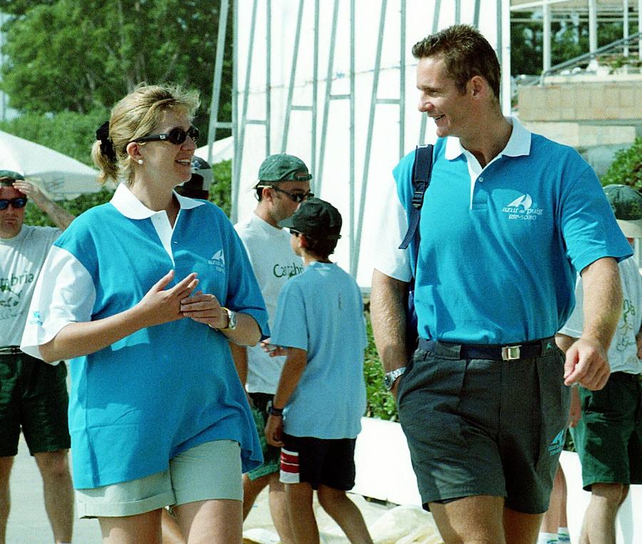 La infanta Cristina e Iñaki Urdangarín, duques de Palma, pasean por el Club Náutico de Valencia (1999).