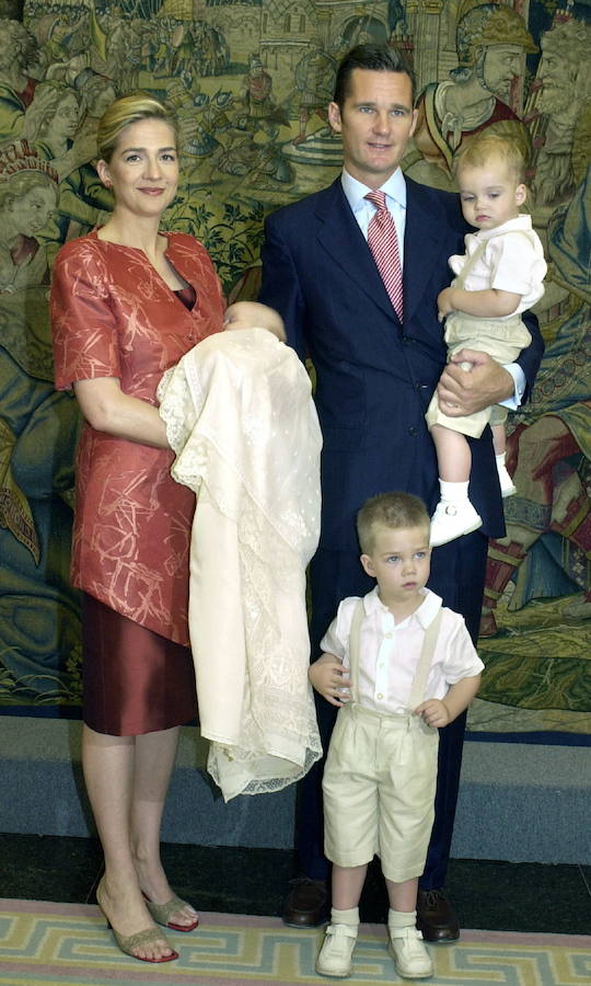 Bautizo de Miguel, tercer hijo de la Infanta Cristina e Iñaki Urdangarín. En la imagen, los duques de Palma posan con sus hijos Juan Valentín (abajo), Pabo Nicolás (d) y Miguel (i) (2002).