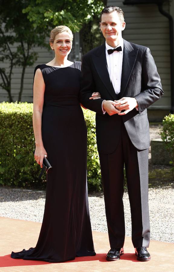 Iñaki Urdangarín y la Infanta Cristina de Borbón, duques de Palma, posan en Estocolmo en donde asisten a la boda de la princesa Victoria de Suecia (2013).