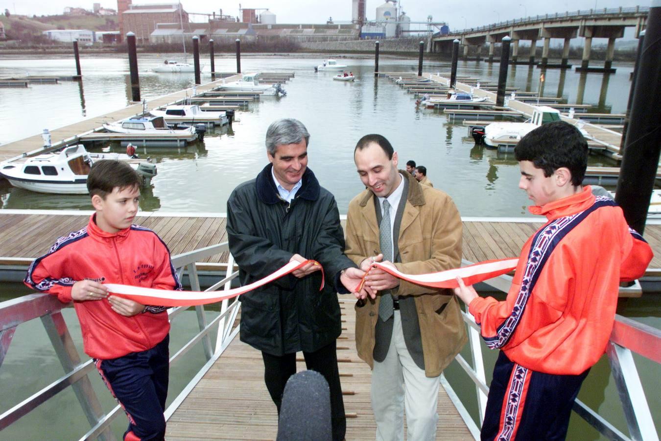 Cortando la cinta del acto inaugural del nuevo puerto deportivo