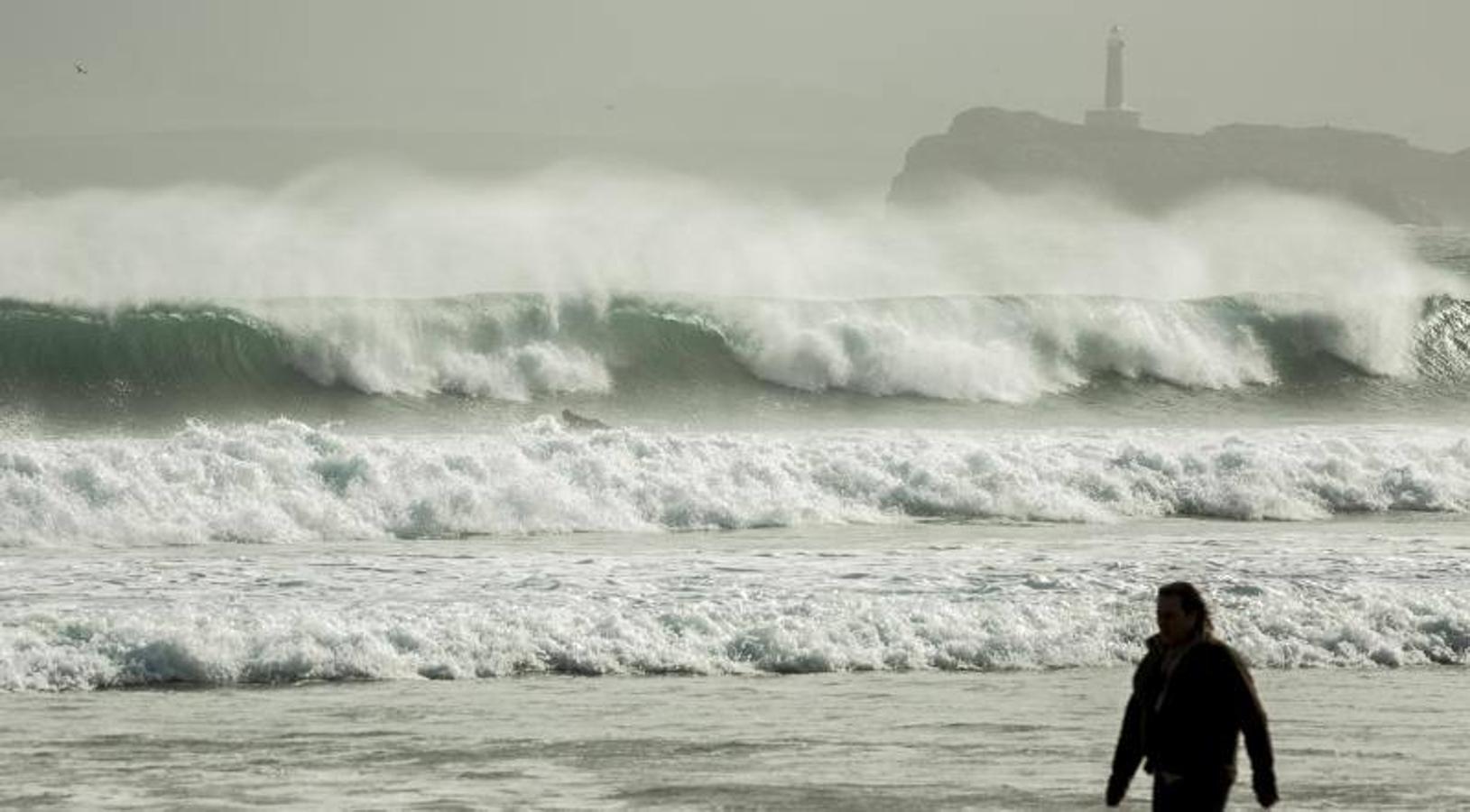 Impresionantes olas este lunes en Cantabria, en alerta naranja por mala mar