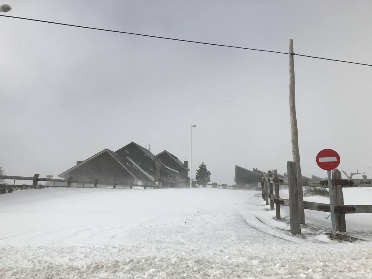 Máquinas quitanieves, esta mañana en Brañavieja