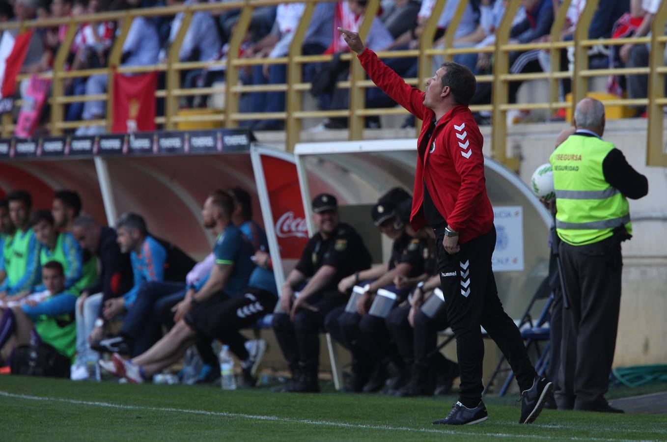 Las mejores imágenes del partido del Racing en León con las gradas repletas de aficionados verdiblancos