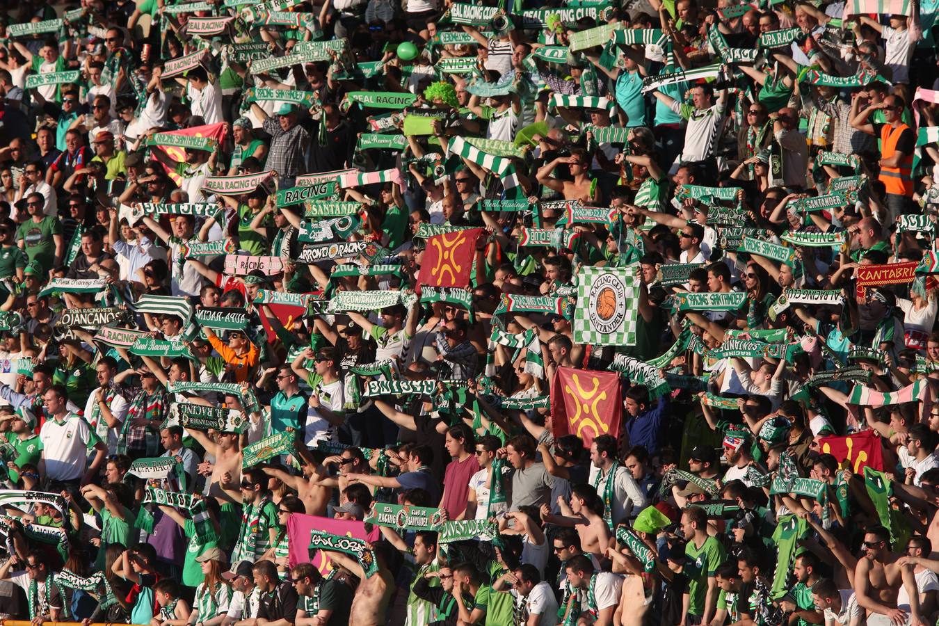 Las mejores imágenes del partido del Racing en León con las gradas repletas de aficionados verdiblancos