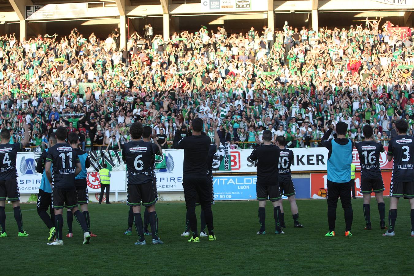 Las mejores imágenes del partido del Racing en León con las gradas repletas de aficionados verdiblancos