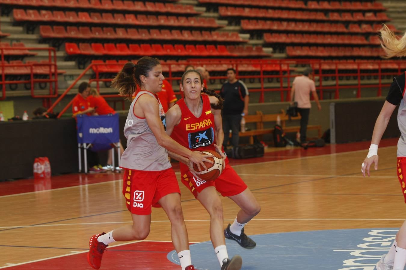 La selección española fememina entrena en Torrelavega